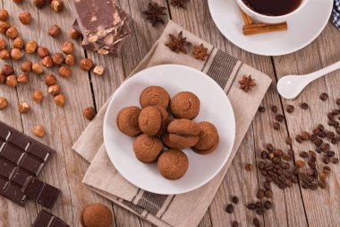 Fındıklı kurabiye sandviç çikolatalı krema ile doldurulmuş.