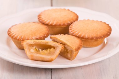 Elmalı turta beyaz çanak üzerinde reçelli.