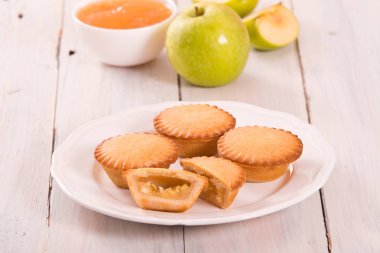 Elmalı turta beyaz çanak üzerinde reçelli.