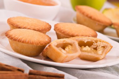 Elmalı turta beyaz çanak üzerinde reçelli.