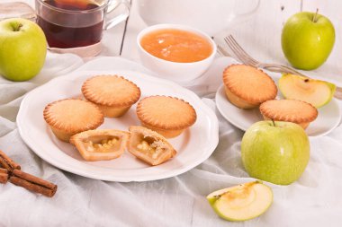 Elmalı turta beyaz çanak üzerinde reçelli.