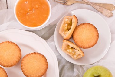 Elmalı turta beyaz çanak üzerinde reçelli.