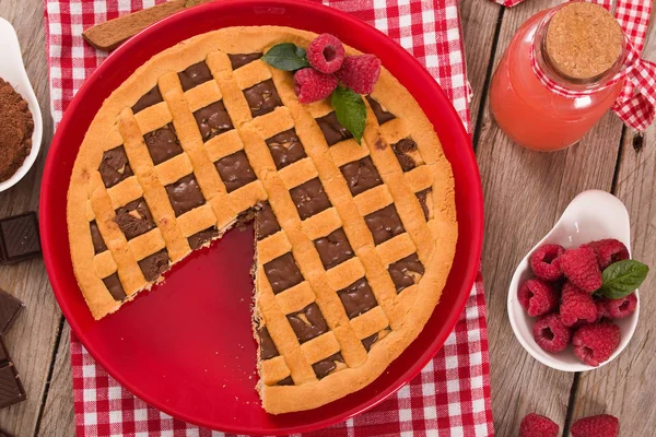 Шоколадный Пирог Фруктами Красном Блюде — стоковое фото