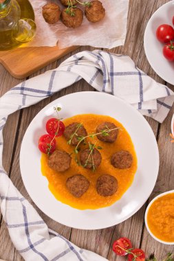 Köfte havuç püresi ile.