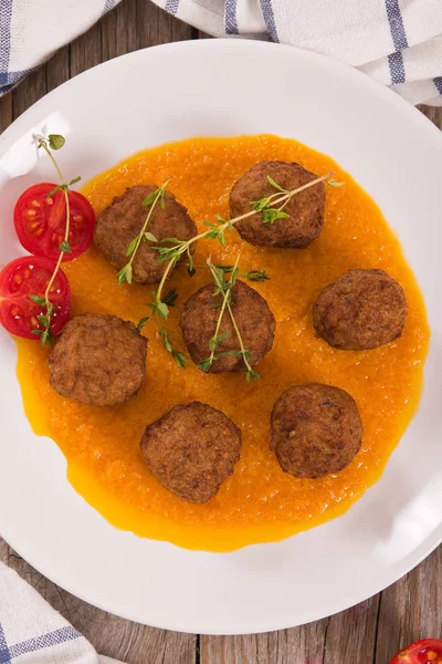 Albóndigas Con Puré Zanahorias —  Fotos de Stock