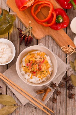 Baharat ile Tay kırmızı köri.