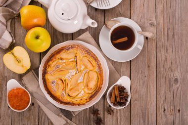 Tarte normande beyaz çanak üzerinde.