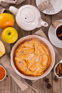 Tarte normande beyaz çanak üzerinde.