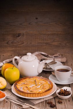 Tarte normande beyaz çanak üzerinde.