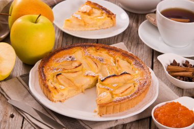 Tarte normande beyaz çanak üzerinde.