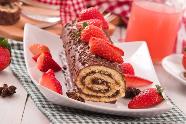 Rotolo Cioccolato Con Fragole — Foto Stock