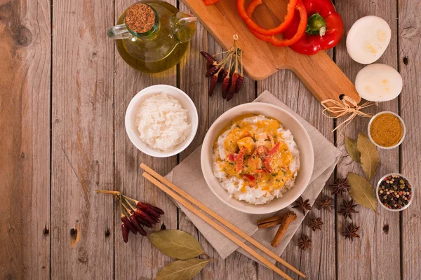 Baharat ile Tay kırmızı köri.