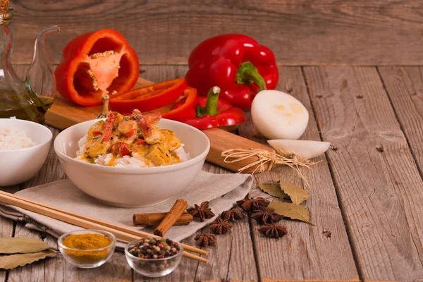 Baharat ile Tay kırmızı köri.