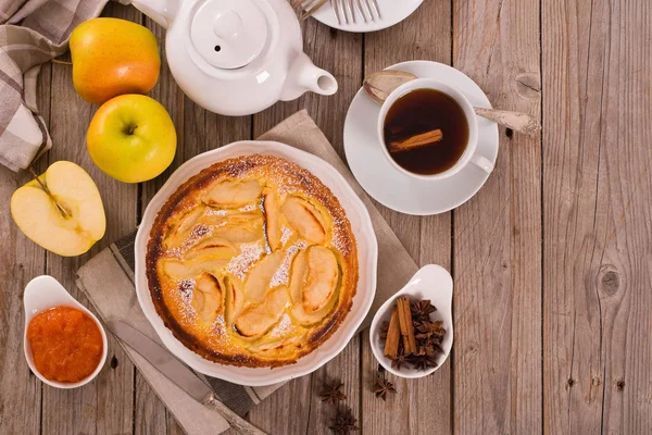 Tarte normande beyaz çanak üzerinde.