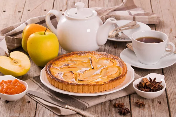 Tarte normande beyaz çanak üzerinde.