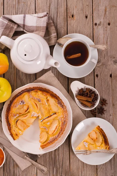 Tarte normande beyaz çanak üzerinde.