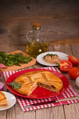 İspanyol tuna pasta üzerinde kırmızı çanak.