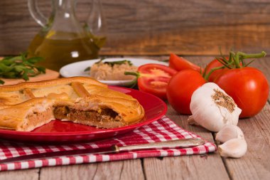 İspanyol tuna pasta üzerinde kırmızı çanak.