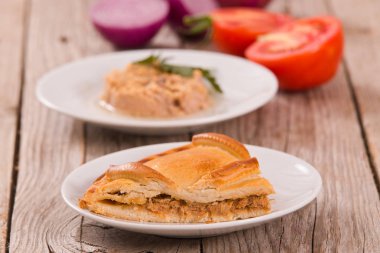 İspanyol tuna pasta üzerinde kırmızı çanak.