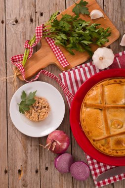 İspanyol tuna pasta üzerinde kırmızı çanak.