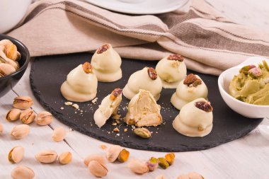 Siyah çanak üzerinde fıstıklı Trüf mantarı.