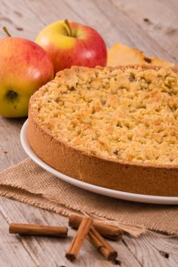 Elma pasta beyaz çanak üzerinde harap.