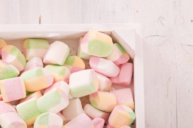 ahşap masa üstünde şekerleme.