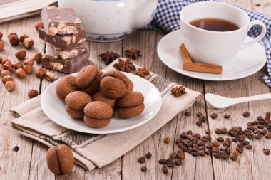 Fındıklı kurabiye sandviç çikolatalı krema ile doldurulmuş.