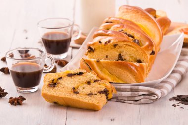 Beyaz çanak üzerinde reçelli çikolata parçaları ile börek.