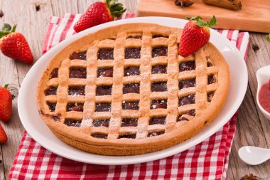 Beyaz çanak üzerinde çilekli Tart.