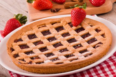 Beyaz çanak üzerinde çilekli Tart.