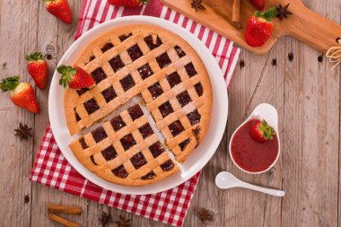 Beyaz çanak üzerinde çilekli Tart.