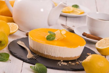 Limonlu cheesecake nane ile.