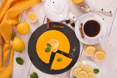 Limonlu cheesecake nane ile.