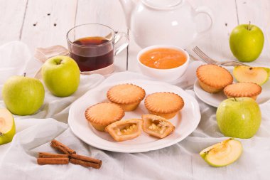 Elmalı turta beyaz çanak üzerinde.