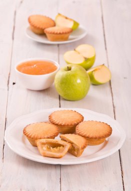 Elmalı turta beyaz çanak üzerinde.