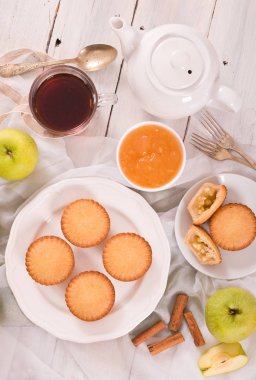 Elmalı turta beyaz çanak üzerinde.