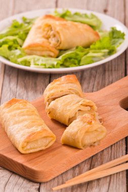 Beyaz yemek bahar rulo.