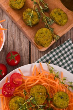 Beyaz çanak üzerinde vejetaryen köfte.