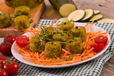 Beyaz çanak üzerinde vejetaryen köfte.