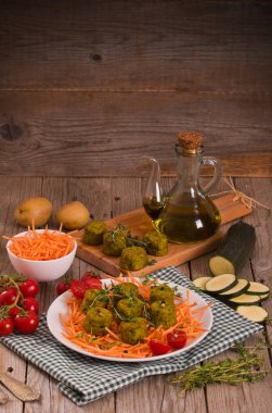 Beyaz çanak üzerinde vejetaryen köfte.