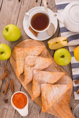 Apple puffs üzerine beyaz tabak.