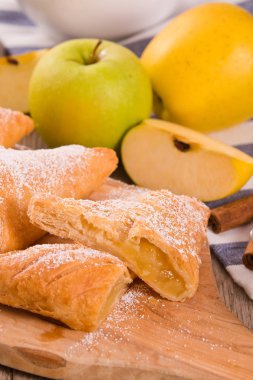 Apple puffs üzerine beyaz tabak.