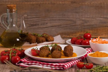 Köfte havuç püresi ile.