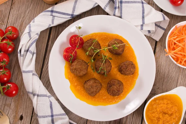 Albóndigas Con Puré Zanahorias —  Fotos de Stock