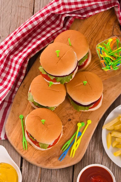 Mini Hamburgers Met Friet Witte Schotel — Stockfoto