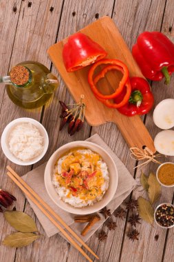 Ahşap masa üzerinde Tay kırmızı köri.