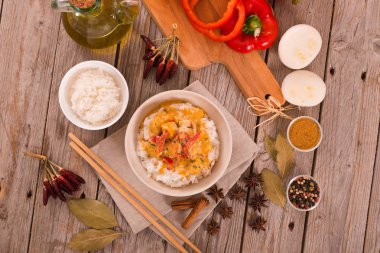 Ahşap masa üzerinde Tay kırmızı köri.