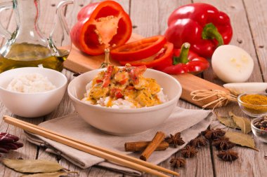 Ahşap masa üzerinde Tay kırmızı köri.