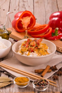 Ahşap masa üzerinde Tay kırmızı köri.